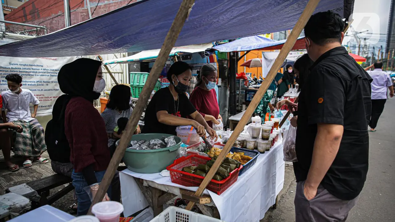 FOTO: Berburu Menu Buka Puasa di Pasar Takjil Benhil
