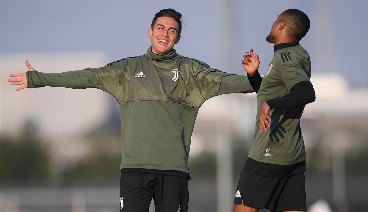Pemain Juventus, Paulo Dybala dan Douglas Costa, saat sesi latihan jelang laga Liga Champions di kompleks training center Juventus, Selasa (21/11/2017). Juventus akan berhadapan dengan Barcelona. (AFP/Marco Bertorello)