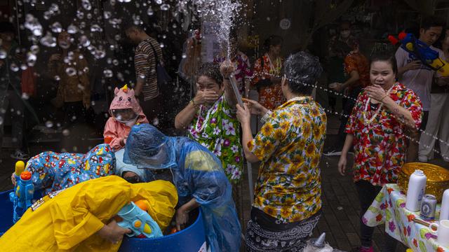 Perang Air Songkran Kembali ke Jalanan Hong Kong