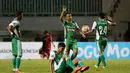 Para pemain PS TNI merayakan kemenangan atas Barito Putra 2-1 pada laga Torabika SC 2016 di Stadion Pakansari, Bogor, Jumat (22/7/2016). (Bola.com/Nicklas Hanoatubun)