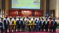 Jusuf Kalla menyandang gelar doktor kehormatan (HC) bidang mutu pendidikan dari Universitas Negeri Padang (UNP). (Radityo/Liputan6.com)