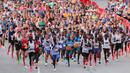 Pelari Kenya, Kelvin Kiptum dan sejumlah peserta memulai Chicago Marathon 2023 di Chicago, Illinois, Amerika Serikat, 8 Oktober 2023. (AFP/Kamil Krzaczynski)