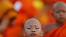 Seorang Biksu Buddha tertidur di kursi saat menunggu acara penerimaan sedekah di kuil Wat Phra Dhammakaya, Bangkok, Thailand, (22/4). Acara ini dihadiri lebih dari 100.000 biksu di Pathum Thani. (REUTERS / Jorge Silva)