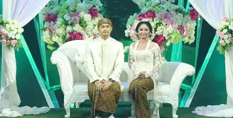 Duduk dipelaminan bertabur dekorasi bunga, Dewi Perssik dan Angga Wijaya gelar resepsi pernikahan. (Bambang E.Ros/Bintang.com)