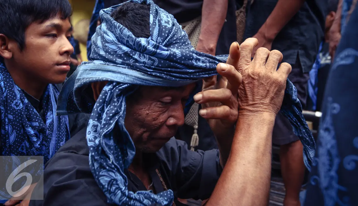 Seorang warga Suku Baduy Luar tengah mengikat Lomar di kepala sebelum berangkat dari Terminal Ciboleger, Kabupaten Lebak, Banten (13/05). Baduy Luar berangkat menggunakan angkutan umum. (Lipuatan6.com/Fery Pradolo)