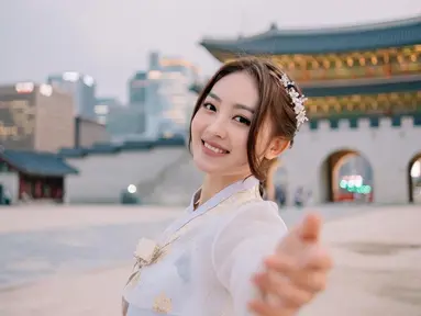 Natasha Wilona foto di Gyeongbokgung Palace mengenakan pakaian tradisional Korea, Hanbok. (Foto: Instagram/ natashawilona12)