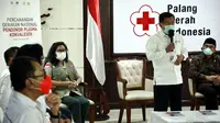 Ketua Umum PMI Jusuf Kalla (kedua kanan) menyampaikan sambutan saat Pencanangan Gerakan Nasional Pendonor Plasma Konvalesen di Markas PMI, Jakarta, Senin (18/1/2021).  Plasma konvalesen merupakan salah satu terapi penyembuhan COVID-19. (StaffJK/Ade Danhur)
