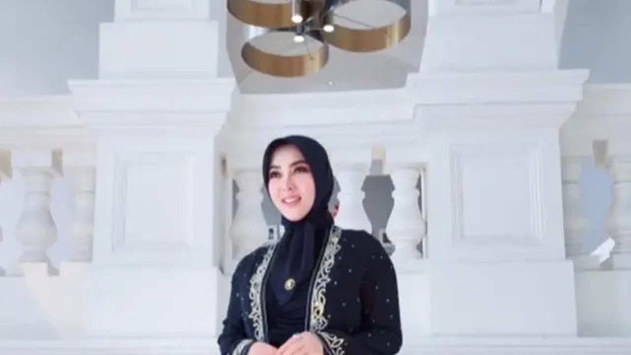 10 Inspirasi Padu Padan Atasan Hitam ala Syahrini, Tampil Menawan di Berbagai Kesempatan