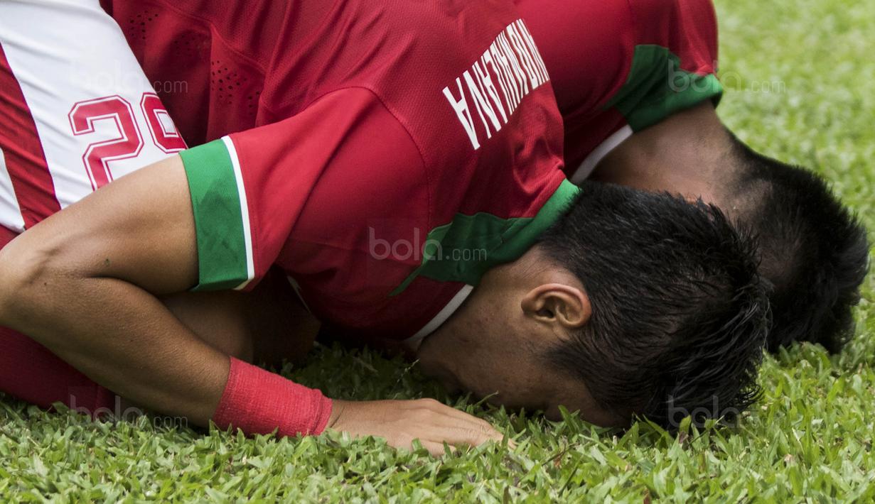 Gelandang Timnas Indonesia, Septian David, sujud merayakan gol yang dicetaknya ke gawang Thailand pada laga  SEA Games di Stadion Shah Alam, Selangor, Selasa (15/8/2017). Kedua negara bermain imbang 1-1. (Bola.com/Vitalis Yogi Trisna)