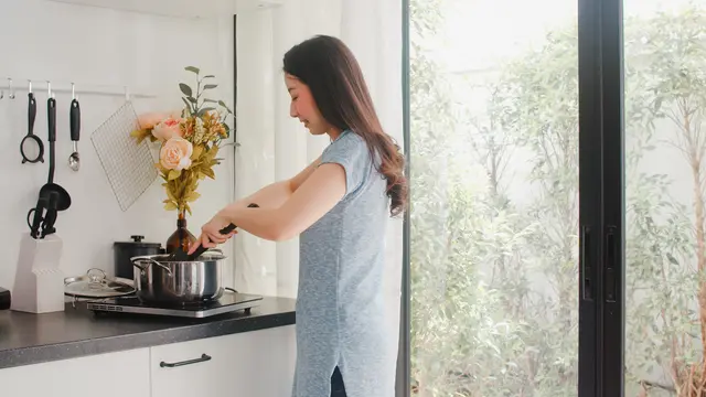 wanita februari memasak