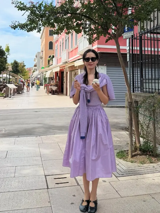 Gaya serba ungu Son Ye Jin selama di Italy. [@yejinhand]