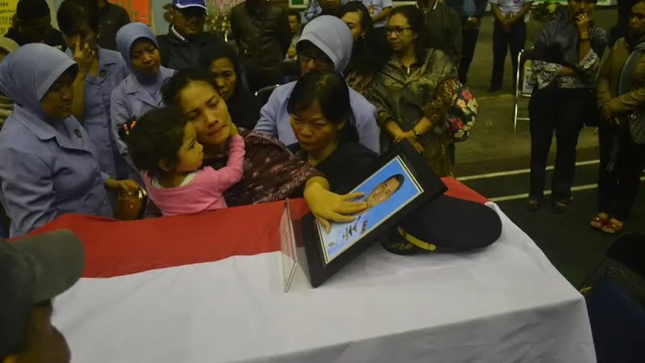 Keluarga menangisi kepergian Mayor Pnb Marlon Ardiles Kawer, korban Hercules jatuh.