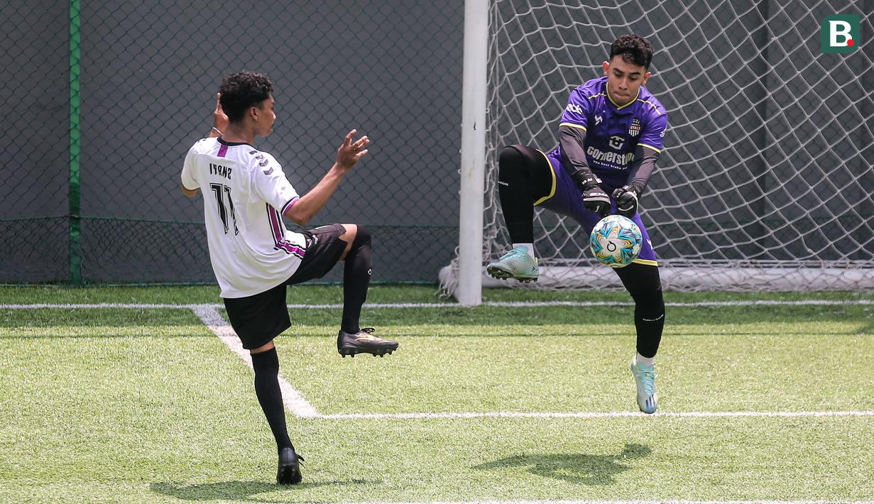 Kiper tim Golden Boutique (kanan) berusaha menghalau bola dari pemain tim Artotel pada turnamen Asatu Hoteliers Cup 2023 yang berlangsung di Asatu Area, Menteng, Jakarta, Minggu (29/10/2023). (Bola.com/Bagaskara Lazuardi)