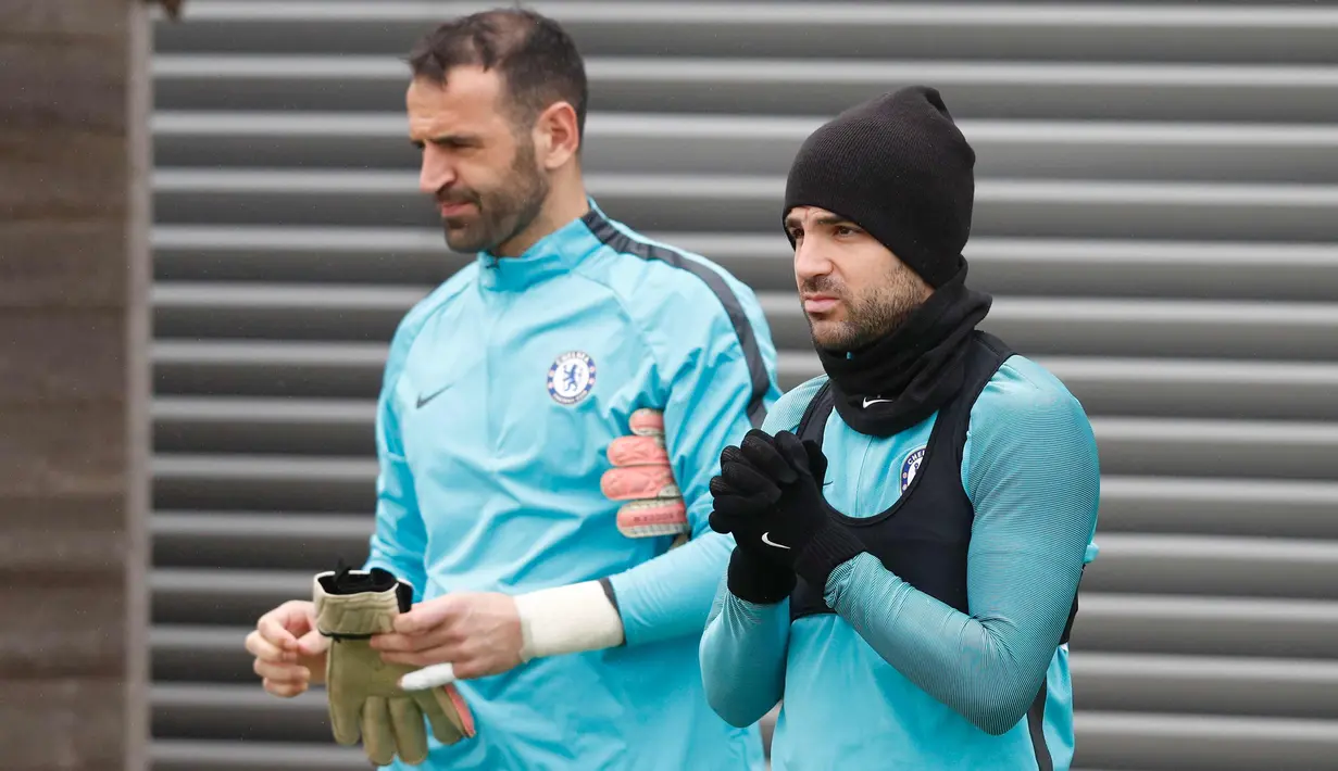 Gelandang Chelsea Cesc Fabregas (kanan) bersiap mengikuti sesi latihan tim di fasilitas latihan Chelsea Cobham di Stoke D'Abernon, London (19/2). Chelsea akan bertanding pada babak 16 besar Liga Champions melawan Barcelona. (AFP Photo/Adrian Dennis)