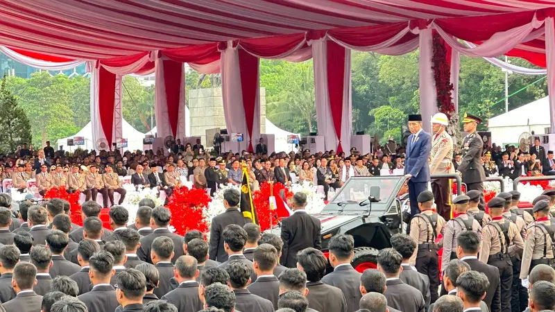 Presiden Jokowi dalam upacara peringatan Hari Ulang Tahun (HUT) ke-78 Bhayangkara Polri di Monas, Jakarta Pusat, Senin (1/7/2024)