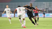 Striker Dewa United, Alex Martins mencoba melewati bek andalan Persija Jakarta, Rizky Ridho dalam laga lanjutan BRI Liga 1 2024/2025 di Stadion Pakansari, Bogor, Sabtu (8/2/2025) malam WIB. (Bola.com/Abdul Aziz)