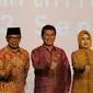 Menpan RB Asman Abnur (tengah) berpose bersama dalam Indonesia Smart City Forum 2016 di Bandung, 2-3 September 2016. (Liputan6.com/Muhammad Sufyan Abdurrahman)