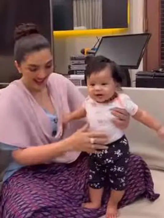 Ashanty momong Baby Ameena (Instagram/ashanty_ash)