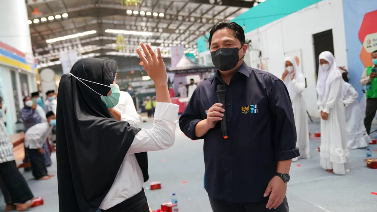 Ketua Masyarakat Ekonomi Syariah (MES) sekaligua Menteri BUMN Erick Thohir saat meresmikan Halal Hub di Rest Area 72A, Tol Jakarta-Padalarang, Sabtu (28/8).