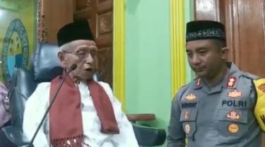 iai Muchtar Mu’thi dengan Kapolres Jombang AKBP Mohammad Nurhidayat.