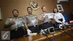 Polda Metro Jaya menunjukkan barang bukti kasus yang melibatkan spiritualis Aa Gatot Brajamusti di Jakarta, Rabu (31/8). (Liputan6.com/Immanuel Antonius)