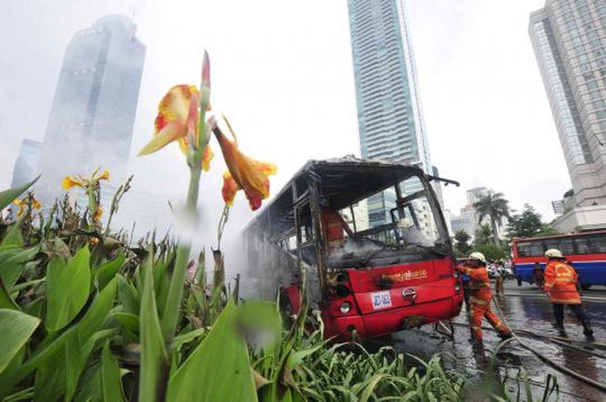 Bus Transjakarta membara