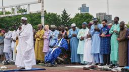 Mamdani tampil mengenakan gamis klub sepak bola Inggris, Arsenal saat melakukan salat berjamaah di Macombs Dam Park dekat Stadion Yankee, New York. (AP Photo/Richard Drew)