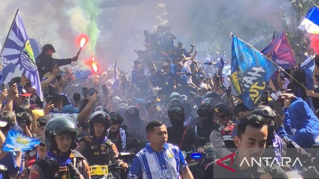 Ratusan Ribu Bobotoh Padati Bandung Rayakan Persib Juara Super League Tiga Kali Beruntun