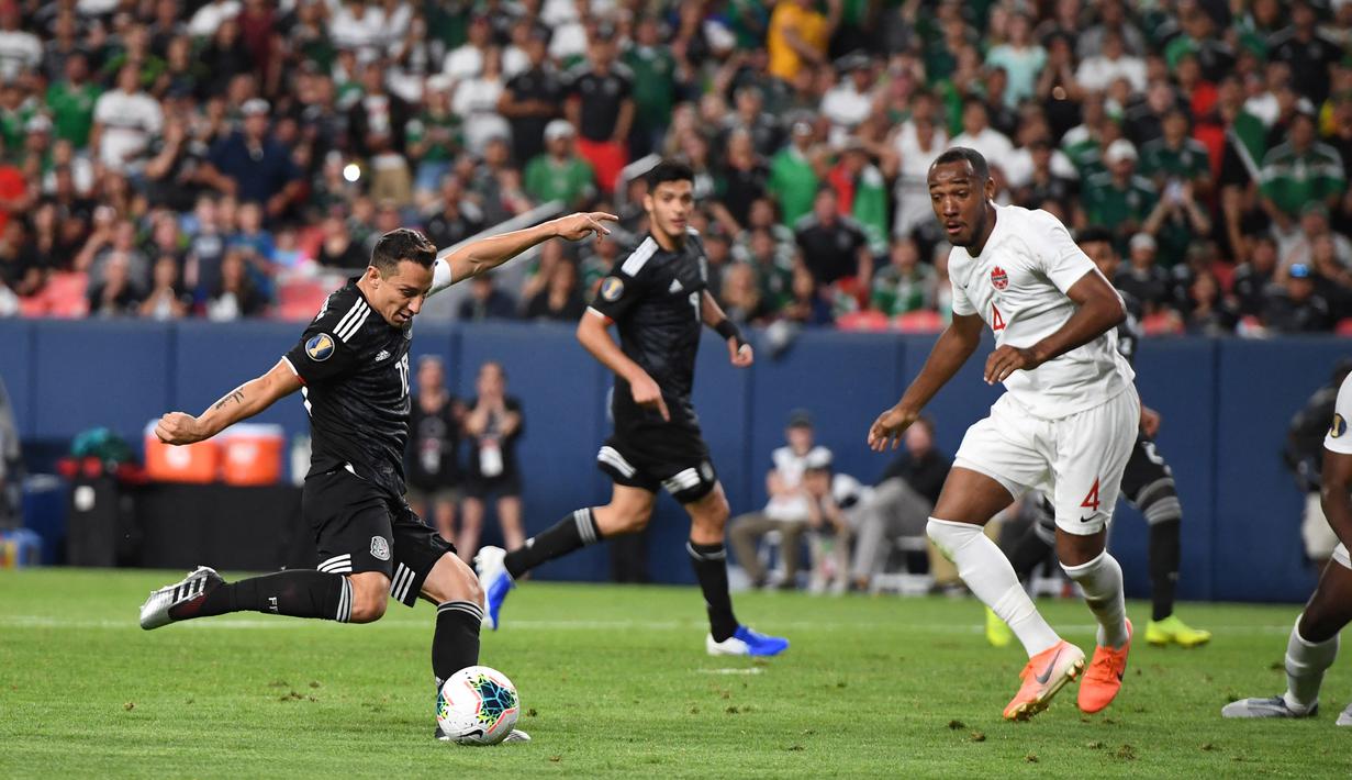 Andres Guardado (kiri) merupakan pemain senior tim nasional Meksiko. Andres Guardado yang berumur 36 tahun telah tampil sebanyak 177 kali membela Mexico dan memenangkan beberapa trofi, salah satunya memenangkan Piala CONCACAF pada tahun 2015. (AFP/Robyn Beck)