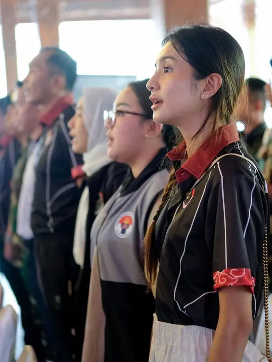 Mikha tampil lebih percaya diri dengan bare face dan rambut yang dikepan [@miktambayong]