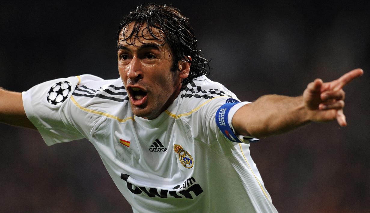 Selebrasi kapten Real Madrid, Raul Gonzalez setelah mencetak gol ke gawang AC Milan pada laga fase Grup C Liga Champions 2009/2010 di Santiago Bernabeu Stadium, Madrid (21/10/2009). Setelah tampil dalam 741 laga dengan torehan 323 gol dan 114 assist bagi Real Madrid sejak awal musim 1994/1995, Raul Gonzalez yang sukses mempersembahkan 6 gelar La Liga dan 3 trofi Liga Champions harus angkat kaki secara gratis menuju Schalke pada awal musim 2010/2011. (AFP/Javier Soriano)