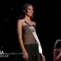 Dalam pagelaran Miss Universe ke-65 yang digelar Filipina, gaun wakil Indonesia, Kezia Warouw nyaris terpeleset gara-gara tersangkut suatu benda di atas panggung.