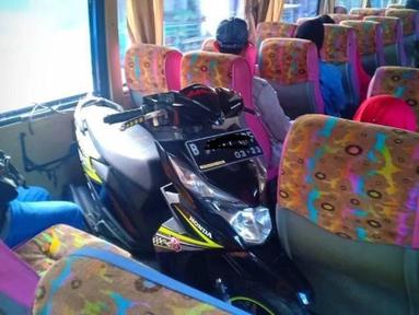 Baru tau ternyata motor bisa jadi penumpang bus (Source: Instagram.com/newdramaojol.id)