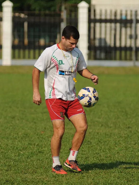 Pelatih Persipura, Oswaldo Lessa terlihat begitu piawai bola di sela-sela latihan di Lapangan C Senayan, Jakarta, (5/5/2015). Latihan tersebut merupakan persiapan jelang AFC 2015 di Bengaluru, India, 12 Mei mendatang. (Liputan6.com/Helmi Fithriansyah)