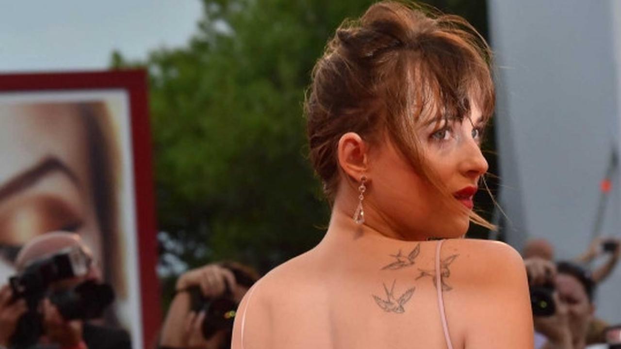 Tampil seksi tanpa bra, Dakota Johnson pamer tato burung