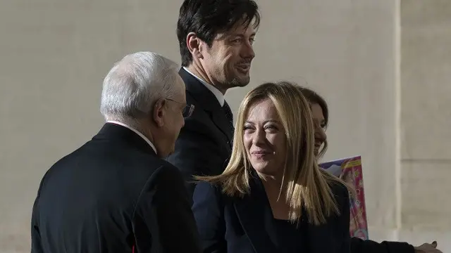 PM Italia Giorgia Meloni dan pasangannya Andrea Giambruno. (Dok. AP Photo/Domenico Stinellis)