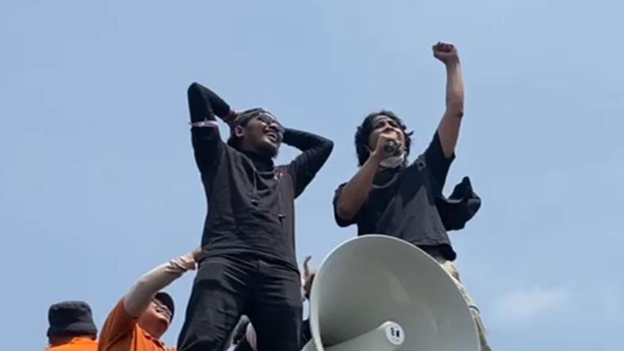 Sejumlah komika atau seniman stand up comedy turut serta dalam aksi unjuk rasa menolak Revisi UU Pilkada di depan Gedung DPR, Senayan, Jakarta, pada (22/8/2024). Berdasarkan pantauan di lokasi, satu per satu komika terlihat berorasi di atas mobil komando 