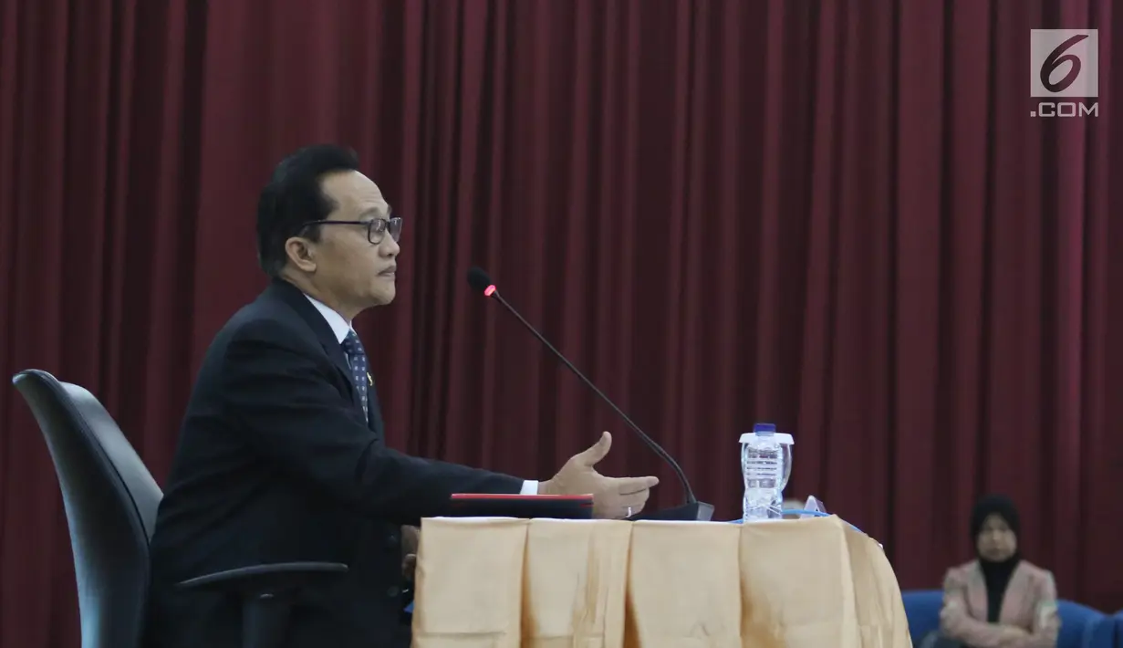 Calon hakim agung menjawab pertanyaan tim penyeleksi saat seleksi wawancara di Auditorium Gedung Komisi Yudisial, Jakarta, Kamis (3/1). Panel ahli terdiri dari mantan hakim agung, pakar, dan/atau negarawan. (Liputan6.com/Angga Yuniar)
