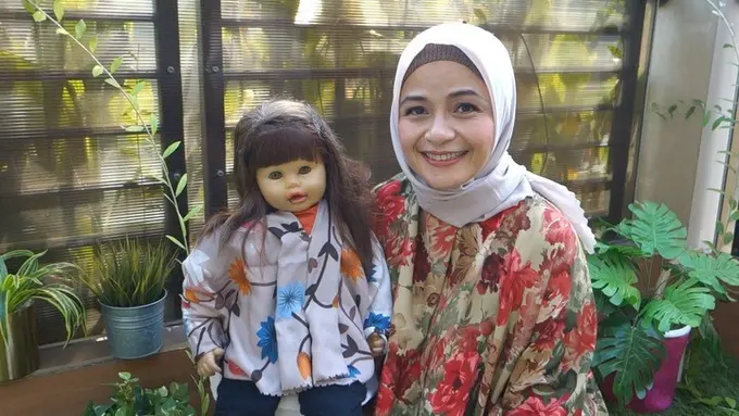 [Fimela] Ria Enes dan Boneka Susan