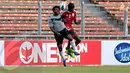 Seringkali pemain kedua pemain Maladewa dan Papua Nugini terlibat duel udara (Liputan6.com/Helmi Fithriansyah)
