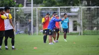 Pelatih Arema FC, Aji Santoso saat mengarahkan pemainnya (Liputan6.com / Rana Adwa)