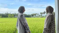 Momen Shireen Sungkar dan Zaskia Sungkar di desa Cupak, Solok, Sumatra Barat (Foto: Instagram zaskiasungkar15)