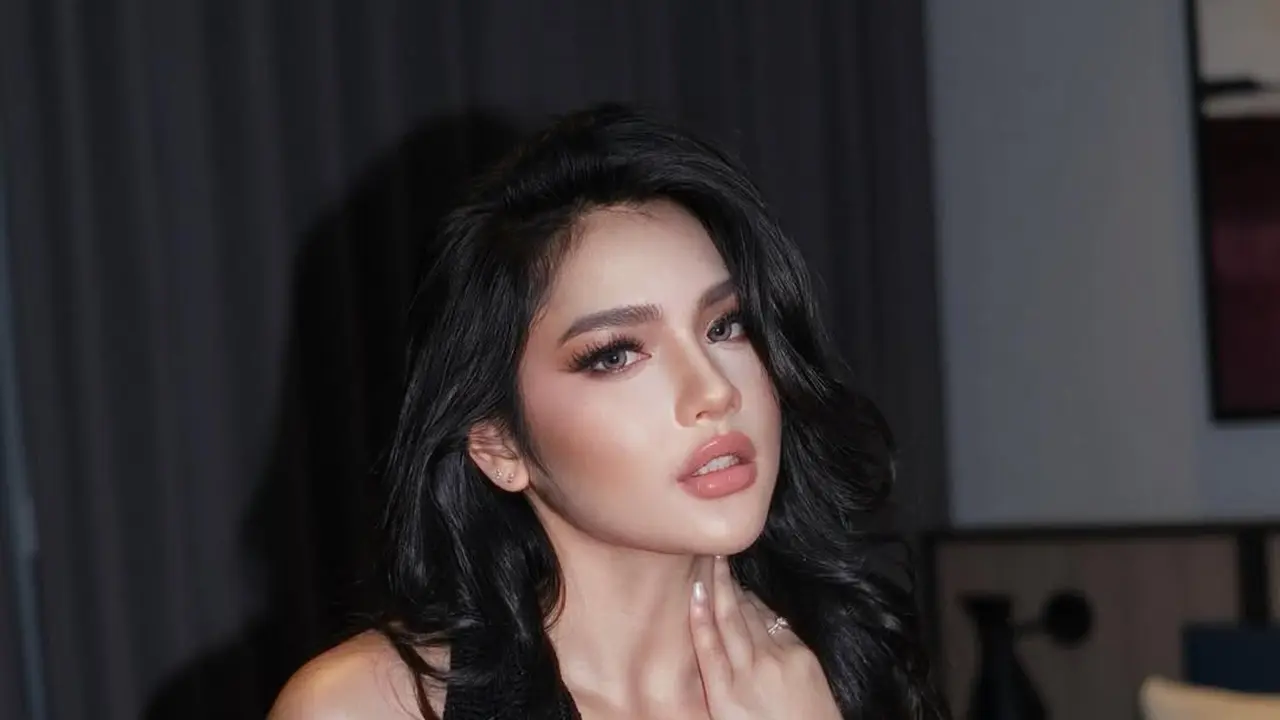 Adu Pesona Davina Karamoy dan Jennifer Coppen Pulas Latina Makeup Look, Siapa yang Paling Menawan?