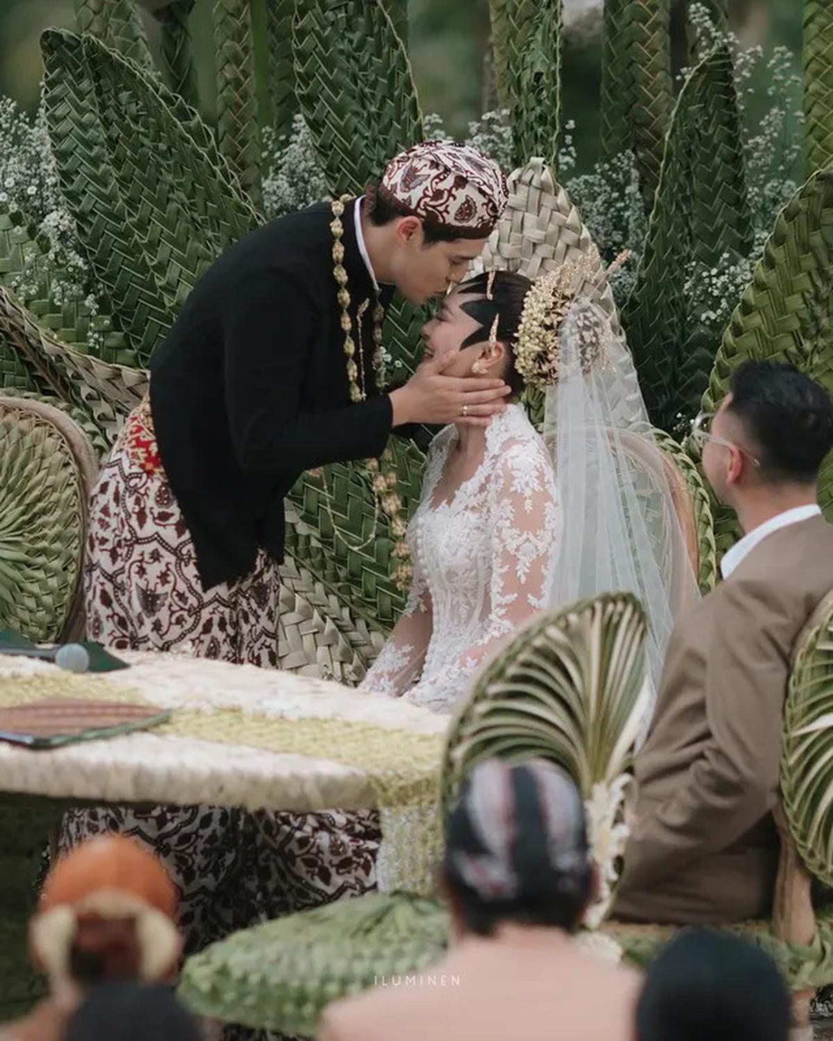 Kisah Dadakan Aksesori Akad Maxime Bouttier, Keris Dibuat Seminggu atas Permintaan Luna Maya