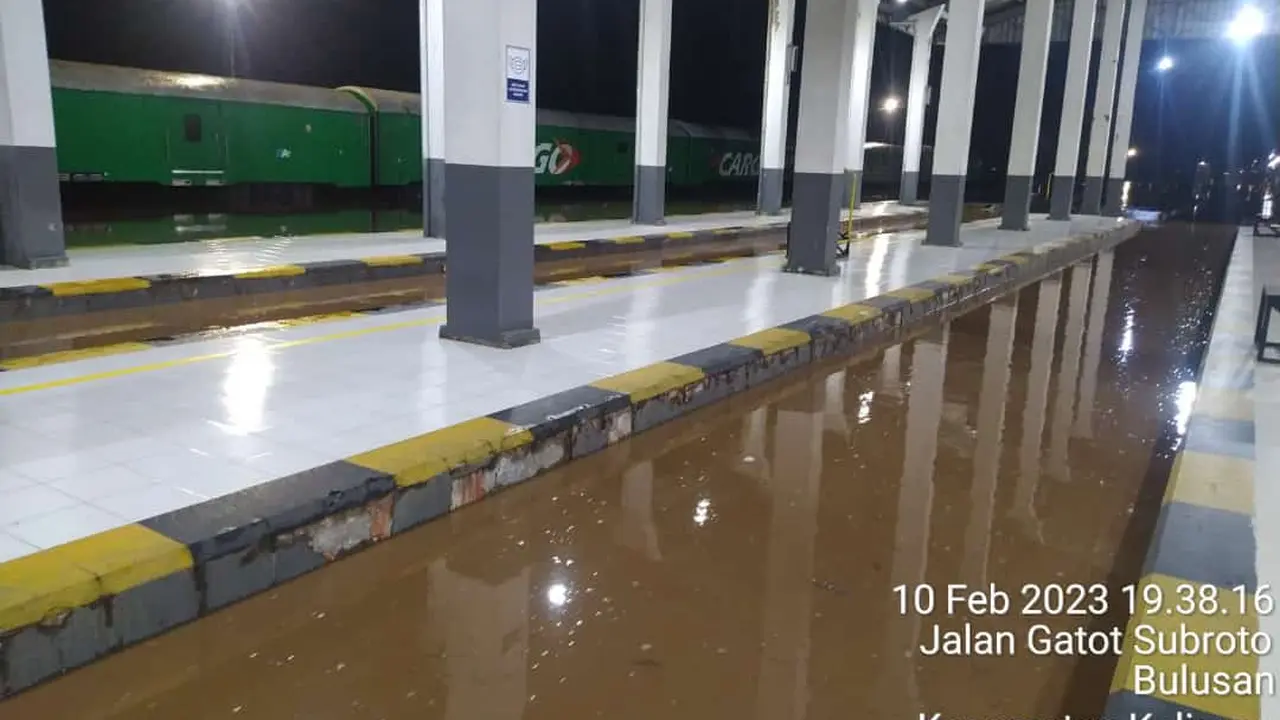 Rel kereta api di Stasiun Ketapang Banyuwangi terendam banjir (Istimewa)