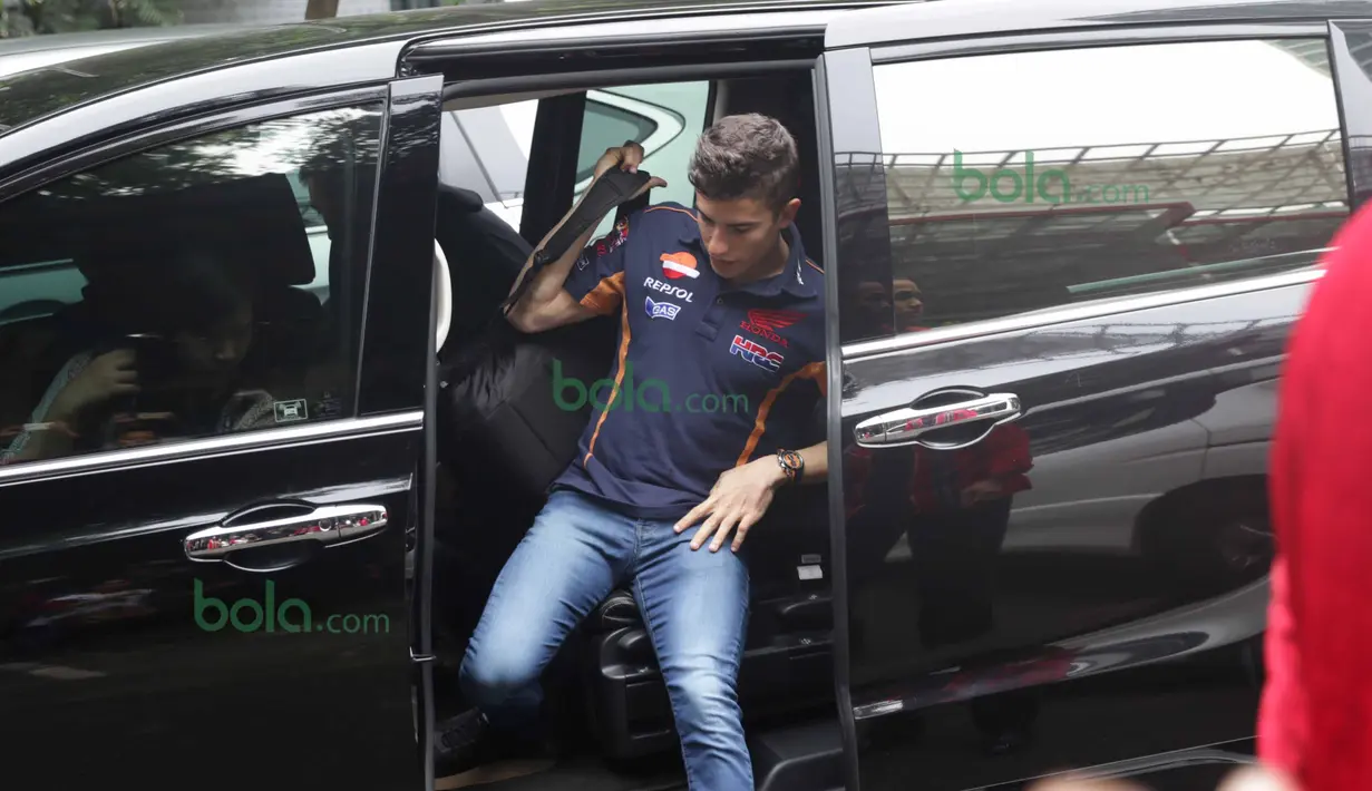 Marc Marquez datang menggunakan Alphard untuk mengikuti kegiatan bersama Honda di Lapangan Futsal Kuningan Village, Jakarta, Sabtu (13/2/2016). (Bola.com/Nicklas Hanoatubun)