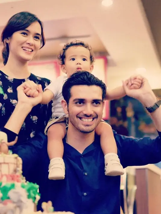 Keharmonisan keluarga kecil Fachri dan Renata seakan bertambah ketika merayakan hari ulang tahun sang buat hati. (viainstagram@aialbar/Bintang.com)