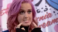 Meski Gigi Rusak, Katy Perry Enggan Gunakan Kawat Gigi