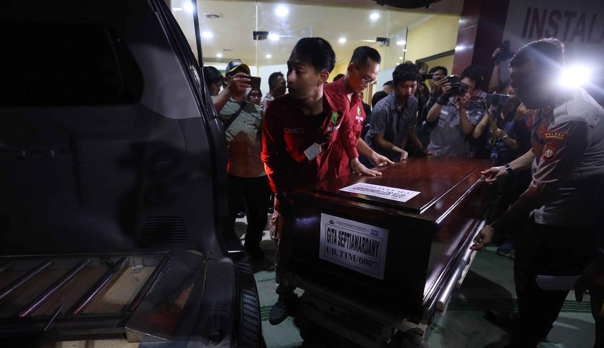 Petugas membawa peti jenazah salah satu korban kecelakaan kereta api, yang melibatkan KA Argo Bromo Anggrek dan KRL Commuter Line di Stasiun Bekasi Timur, usai diidentifikasi di Rumah Sakit Polri Kramat Jati, Jakarta Timur, Selasa (28/4/2026). (Kapanlagi.com/Budy Santoso)