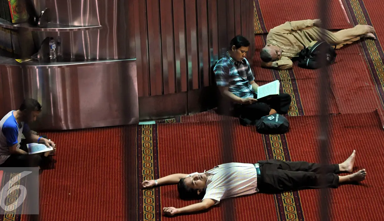 Suasana di Masjid Istiqlal usai pelaksanaan Salat Jumat, Jakarta, Jumat (19/6/2015). Waktu luang diisi warga dengan membaca Al-quran atau beristirahat di masjid sambil menunggu waktu berbuka puasa. (Liputan6.com/Johan Tallo)